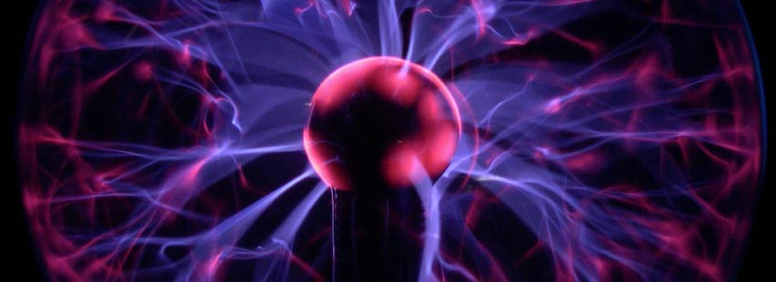 Esfera circular situada en medio que emite rayos de energía.