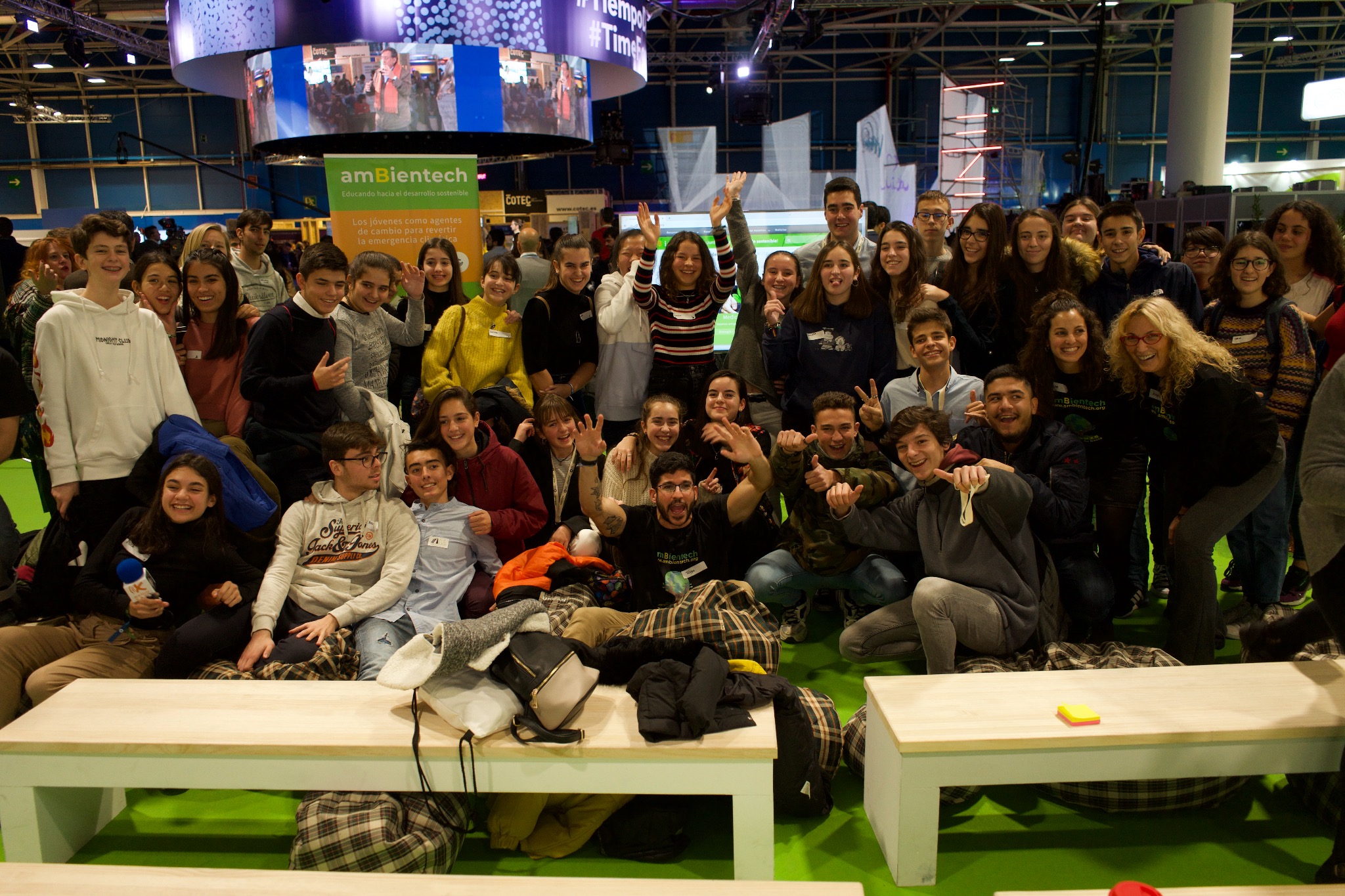 Grupo de alumnos celebrando que han acabado el debate sobre la emergencia climática en la COP25 organizado por ambientech.