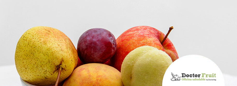 fotografía de diferentes frutas: pera, manzana, ciruela