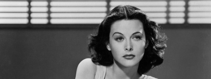 Primer plano de Hedy Lamarr posando