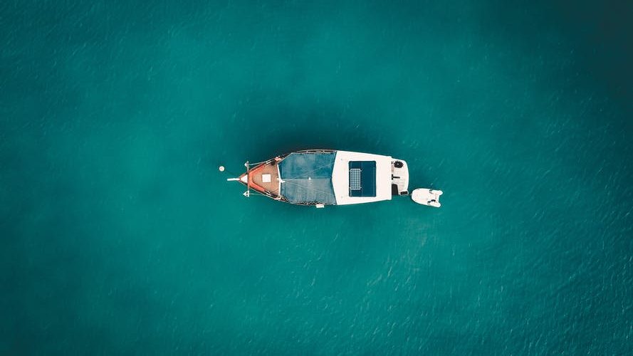 barco en medio del mar
