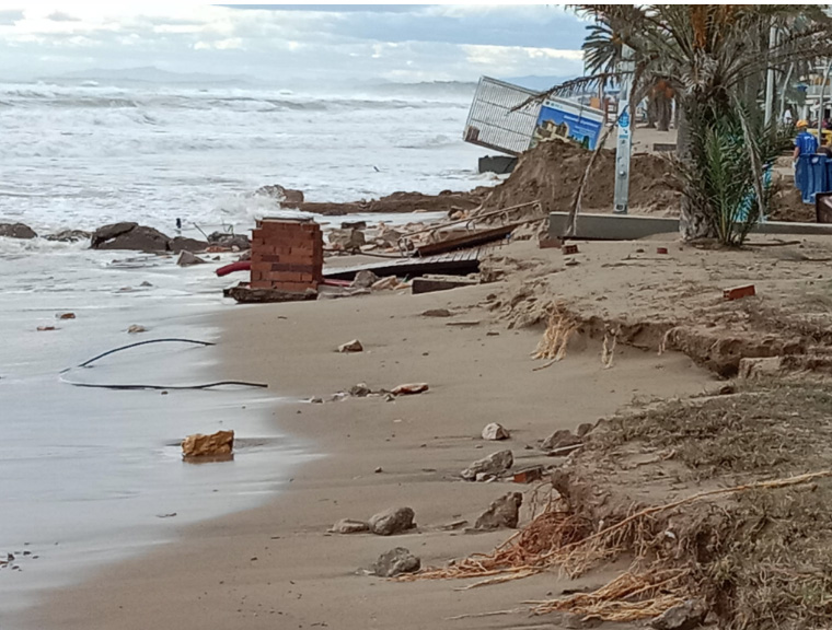 imagen playa muy dañada por temporal