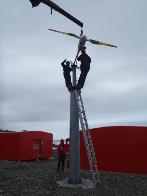 Montaje aerogenerador en Antártida