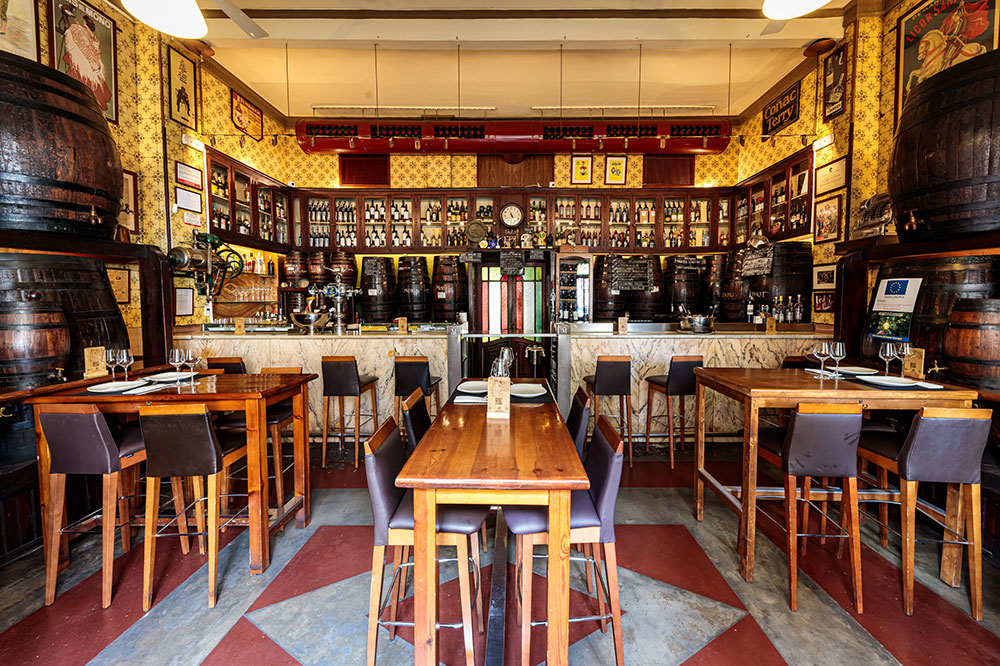 interior taberna casa montaña